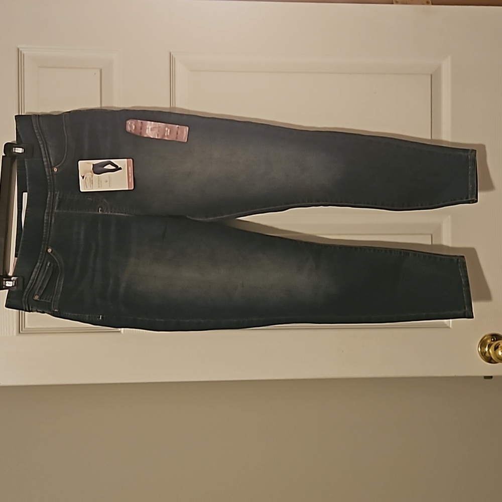 Levi's Women's Skinny Jeans - Dark Blue.  SIZE 31.  NWT